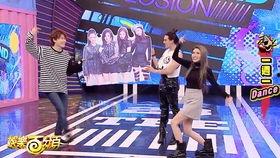 娱乐百分百泫雅,魅力四射展现舞台风采