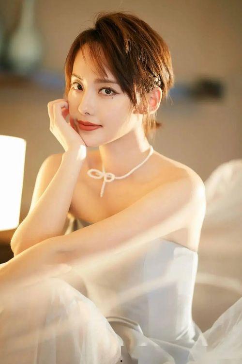 张嘉倪最近照片,优雅魅力尽显