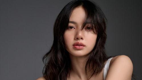 女演员潘小龙照片,光影交织下的美丽身影